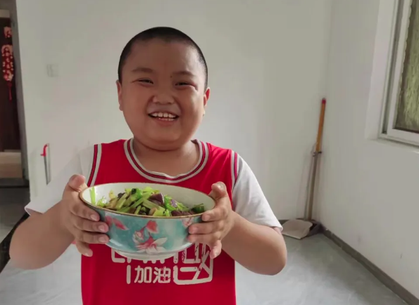 曾经的问题宝贝,竟然把妈妈感动哭了 曾经的问题宝贝,竟然把妈妈感动哭了