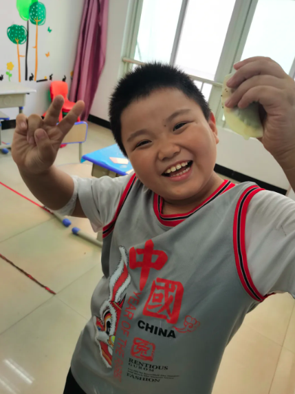 曾经的问题宝贝,竟然把妈妈感动哭了 曾经的问题宝贝,竟然把妈妈感动哭了